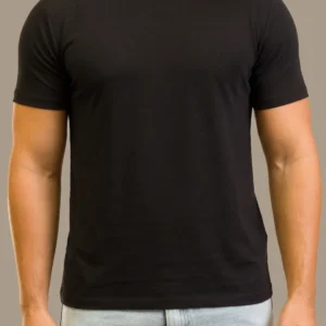 T shirt 100% algodão Pima preta de frente em modelo masculino
