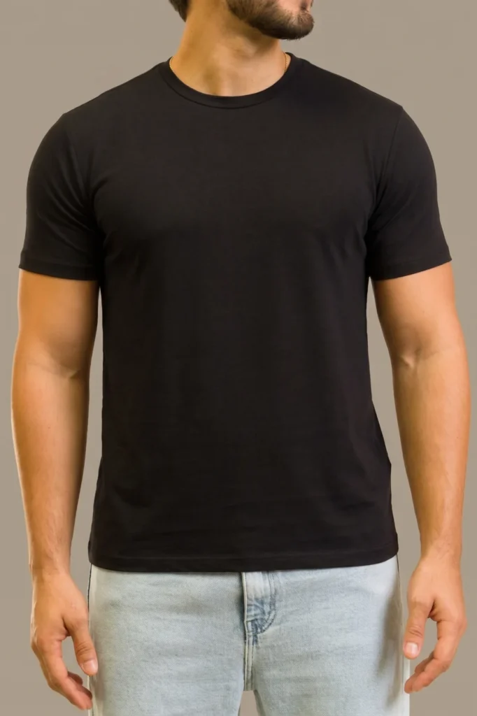 T shirt 100% algodão Pima preta de frente em modelo masculino